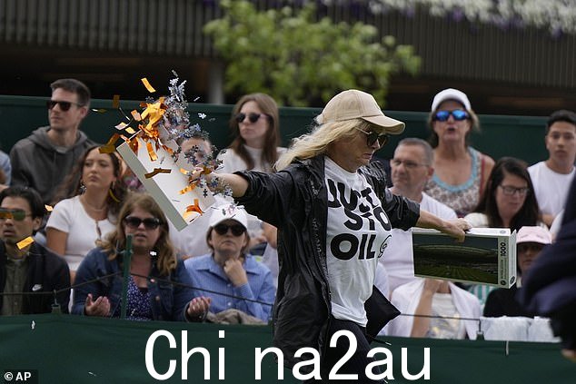 昨天,一名停止石油抗议者跑到 18 号球场,并在温布尔登网球公开赛上释放五彩纸屑