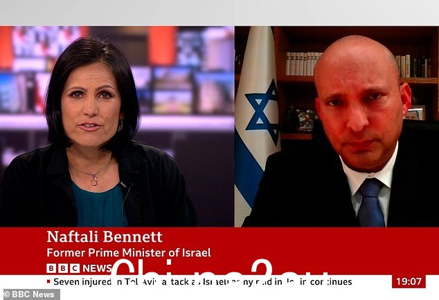 主持人 Anjana Gadgil(左)对 2021 年至 2022 年以色列领导人 Naftali Bennett(右)的采访受到广泛批评