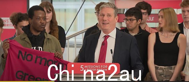 Keir Starmer 在肯特郡开始演讲时,一名男子在他身后展开了横幅,然后开始打断