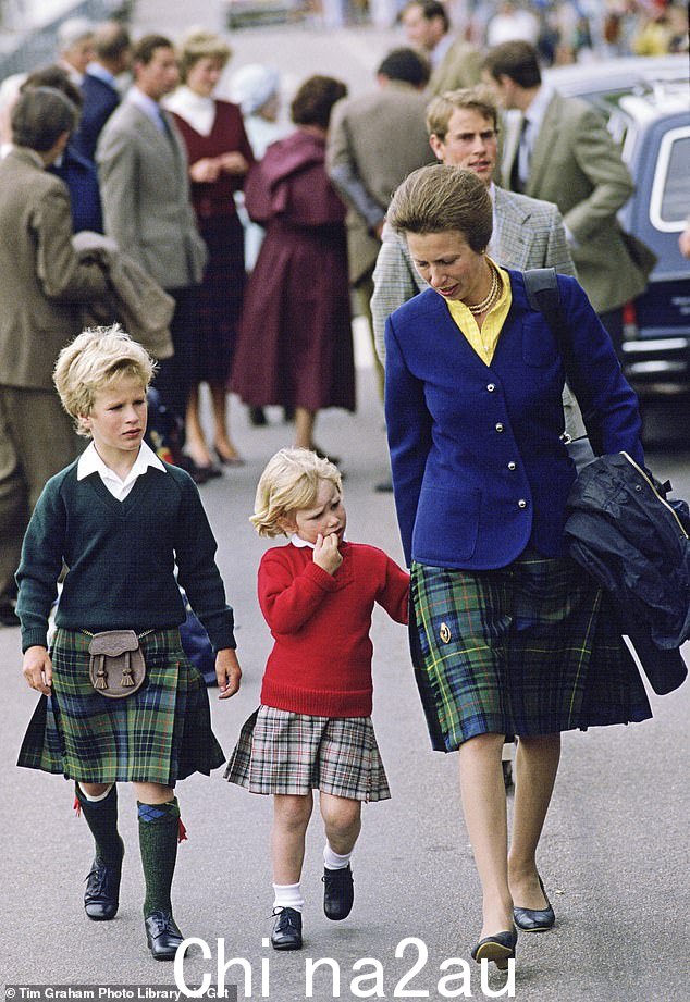 皇家公主与她的孩子 Peter 和 Zara Phillips,1985 年 8 月他们都穿着格子呢抵达苏格兰斯克拉布斯特