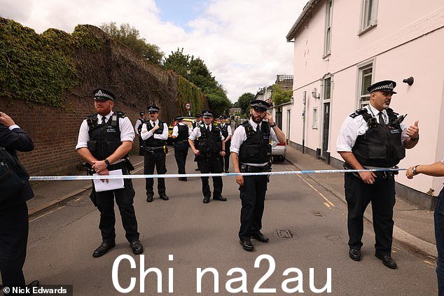 周四路虎与学校建筑相撞后,警察封锁了温布尔登营地路