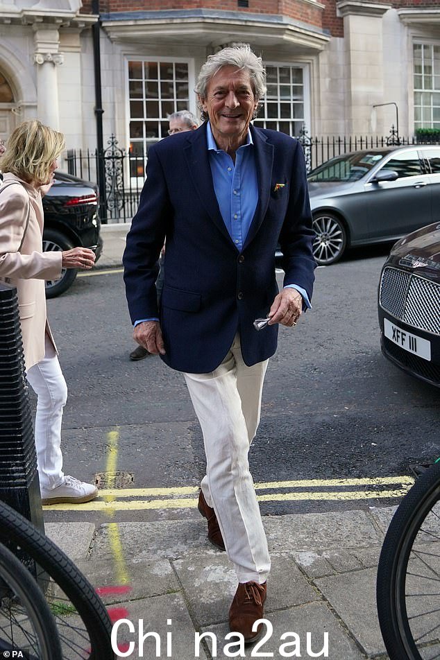 Dapper:奈杰尔·哈弗斯 (Nigel Havers) 身穿蓝色衬衫,搭配海军蓝西装外套和白色长裤,展现出帅气的身材