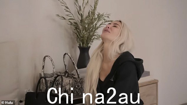 不好:“我有一个会议,迟到了一个小时,我就是没法把它安排好,”Kim 承认,当 Khloe 问她是否还好时,Kim 说,“不,我不好”,当科勒拥抱她时,她泪流满面” class=