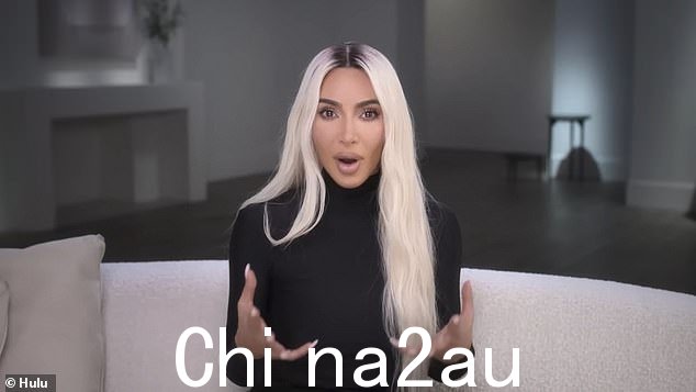 Kim 大声疾呼:不到一年前,金·卡戴珊 (Kim Kardashian) 担任杜嘉班纳 (Dolce & Gabbana) 时装秀的创意总监,该时尚品牌设计了考特尼·卡戴珊 (Kourtney Kardashian) 的婚礼,发生了这起戏剧性事件后,两姐妹终于在本周的婚礼上商讨了这一问题。 Hulu 的 The Kardashians 剧集