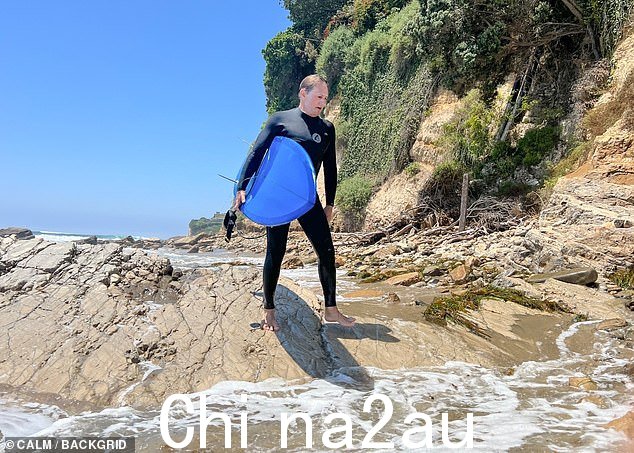 出发:他穿着全黑紧身潜水服