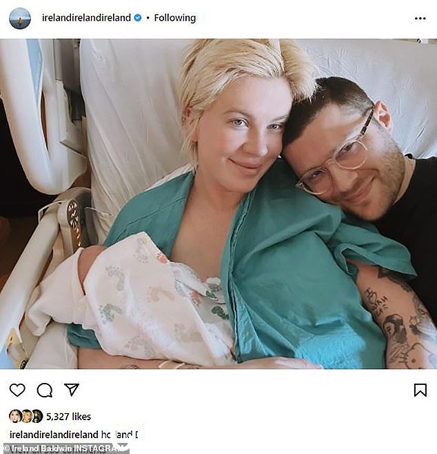 纹身美女与她英俊的葡萄牙男友 André Allen Anjos 分享她的小女儿 Holland