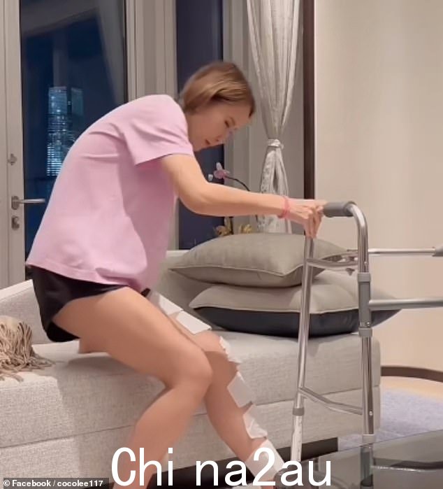 手术持续了两个小时,让她需要重新学习走路。网上发布的剪辑显示她躺在医院的病床上,用框架行走