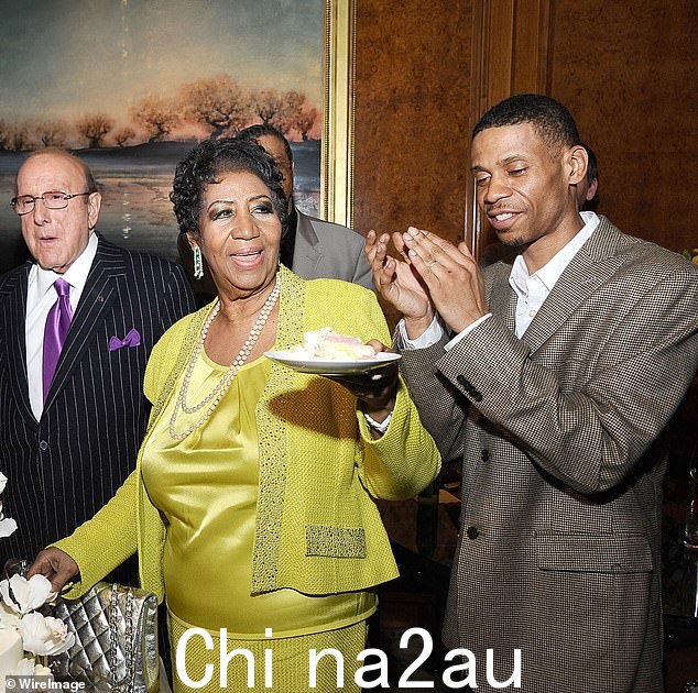 Aretha 在 72 岁生日时与儿子 Kecalf Franklin(右)合影