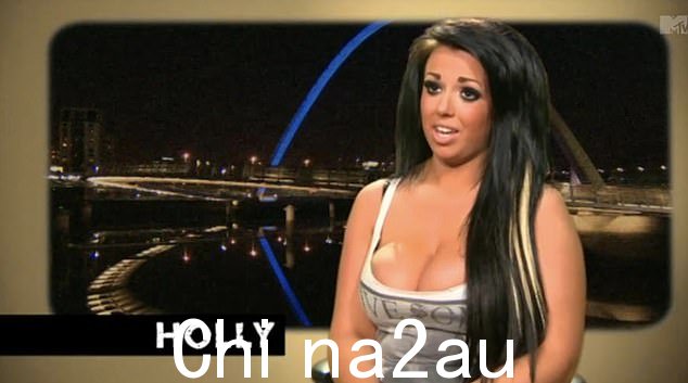 早期:在剪辑期间,Holly 将《Geordie Shore》第一季形容为“人间地狱”,因为她喝得酩酊大醉,最终陷入了无数尴尬的场景