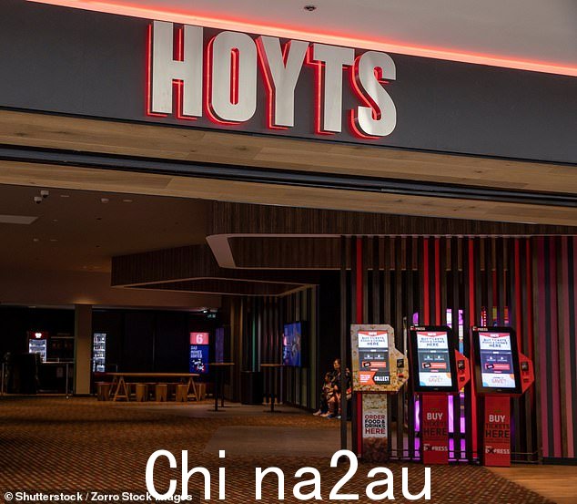 评论者建议带上自己的零食，在便宜的星期二去 Hoyts（上图）或在家观看电影以省钱