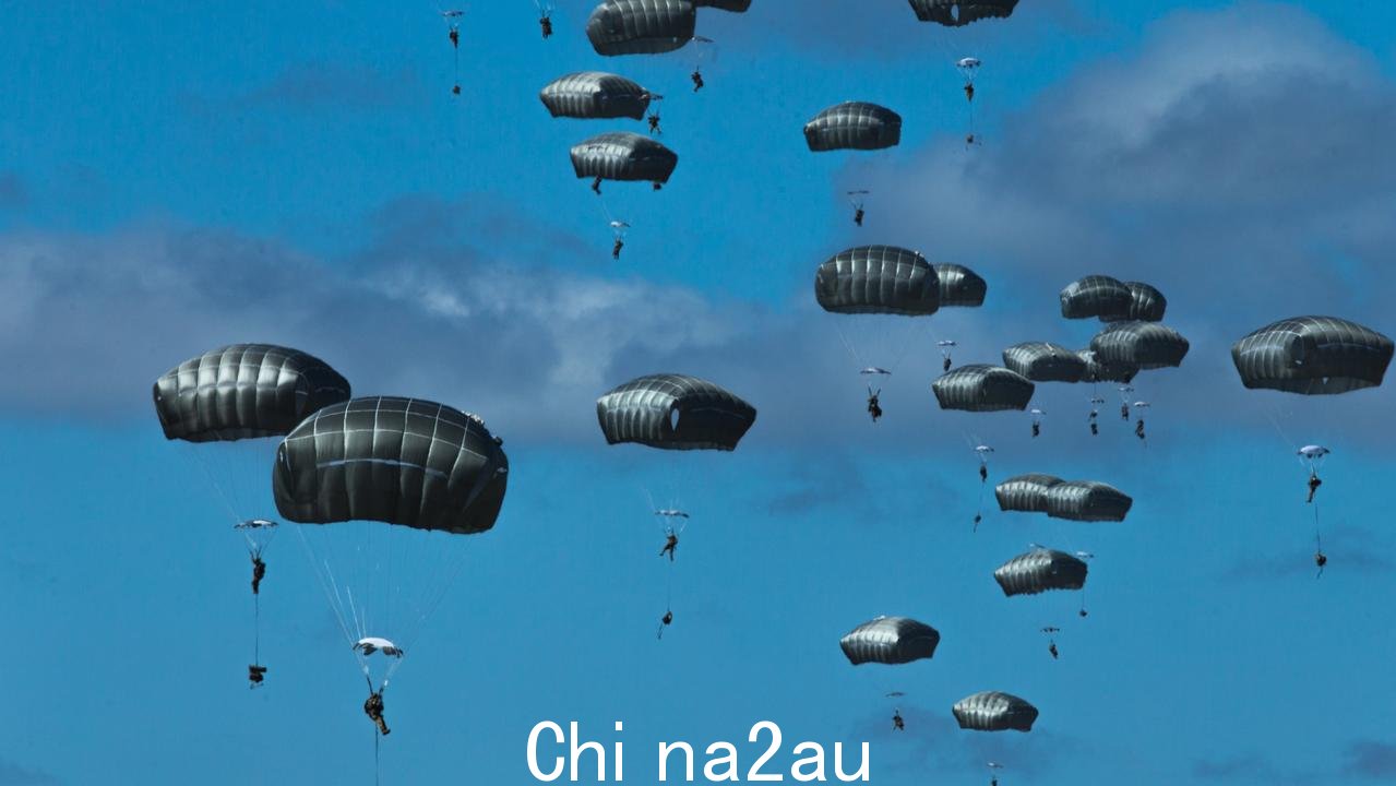 美国陆军伞兵和第 509 伞兵在昆士兰州查特尔斯举行的 2021 年护身军刀演习期间模拟联合强行进入行动。图片：一等兵。 Alyssa Churuda