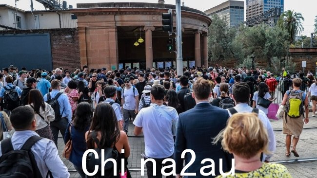 这不是今年第一次重大中断,由于“数字硬件系统故障”,三月份整个火车网络关闭。图片:Roni Bintang/Getty Images