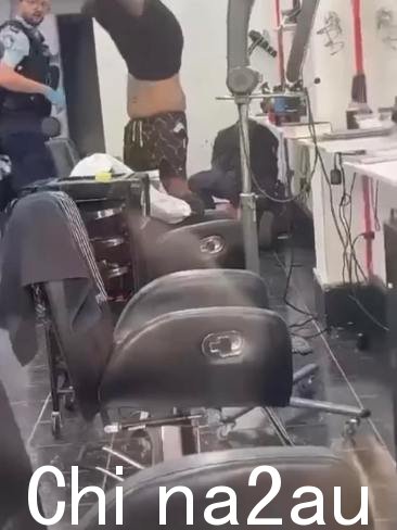 现场照片显示,一名警官对躺在沙龙地板上的一名赤裸上身的男子进行心肺复苏,另一名警官试图安慰另一名男子。图片:Facebook。