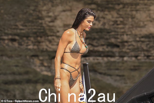 揭晓!这位黑发美女穿着几乎不存在的两件套,心跳加速,湿漉漉的长发从背上垂下来