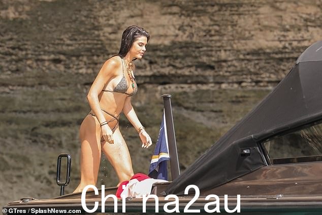 太热了!卡罗尔穿着性感的印花比基尼,在海里畅游,然后返回游艇,令人惊叹不已