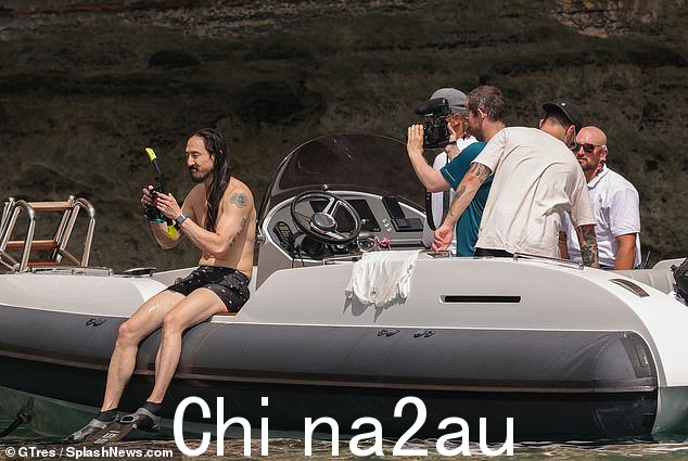 是时候泡一下了! Steve 和 Jared 还一起享受了浮潜的乐趣