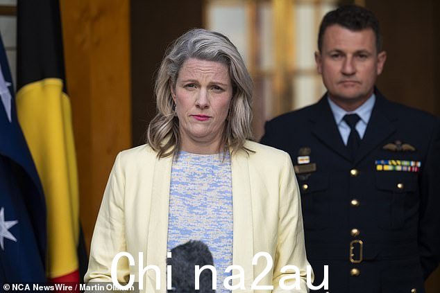 他称内政部长克莱尔·奥尼尔为“胆小鬼”,因为她在发布了一系列幼稚的推文后冒着将此事升级为美国和澳大利亚之间全面外交危机的风险