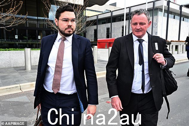 Bruce Lehrmann(左)与他的律师 Steven Whybrow 在去年强奸案审判期间