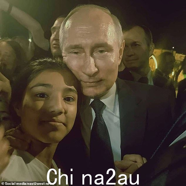 13 岁的法蒂玛·塔吉洛娃 (Fatima Tagirova) 说,她等了七个小时才见到弗拉基米尔·普京 (Vladimir Putin),当普京最终到来时,独裁者在自拍前亲吻了她