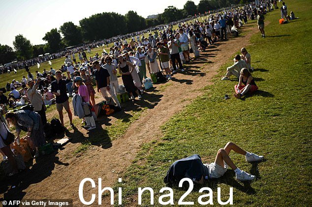 今天全英俱乐部外的队列,网球迷为英国网球的丰收日做准备