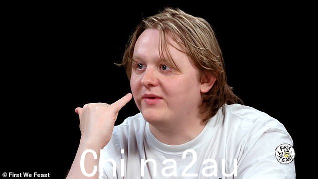 采访:这位 26 岁的歌手出现在广受欢迎的 YouTube 访谈系列 Hot Ones 中,被问及他在音乐行业的这些年中学到了什么