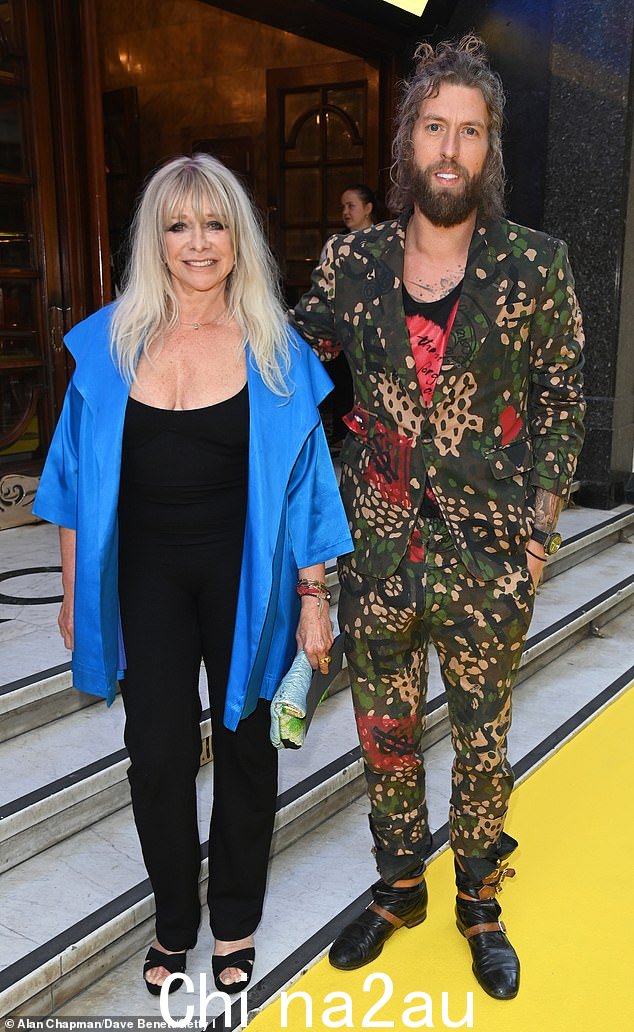 快乐:周四,乔·伍德 (Jo Wood) 与年轻得多的男友詹姆森·斯托克斯 (Jameson Stocks) 挽着手出席在伦敦举行的《绿野仙踪》新闻晚会表演,乔·伍德 (Jo Wood) 看起来是时尚的缩影