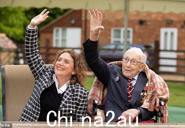 第二次世界大战老兵汤姆摩尔上尉和他的女儿汉娜庆祝他的 100 岁生日