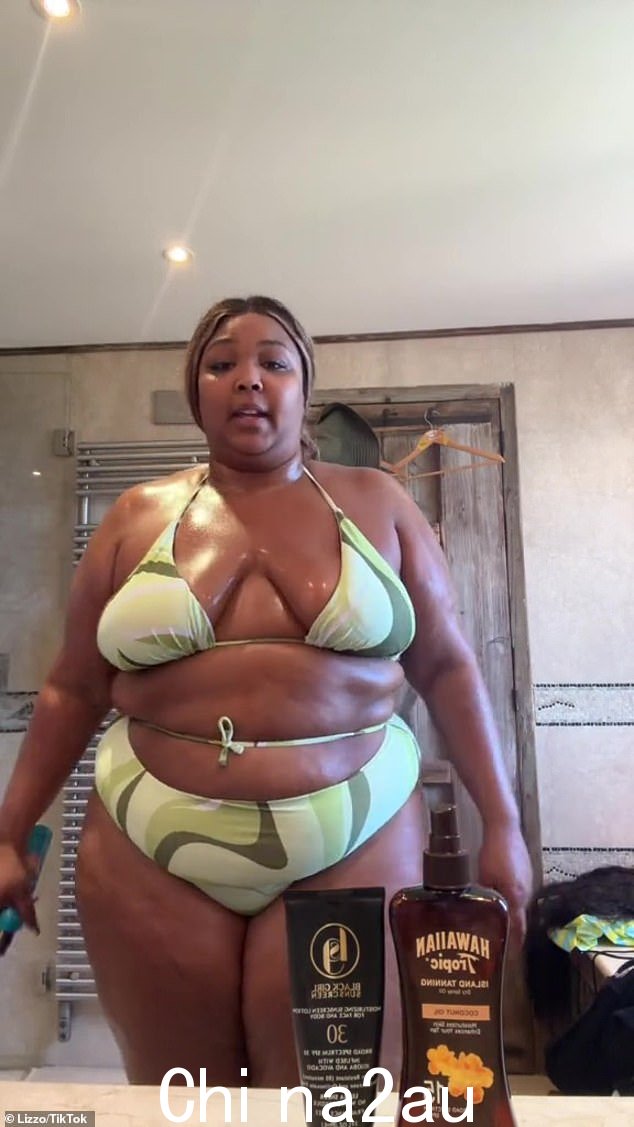 夏日风情:当天早些时候,Lizzo 在她的 TikTok 上展示了她穿着可爱的霓虹绿两件式泳衣的体格