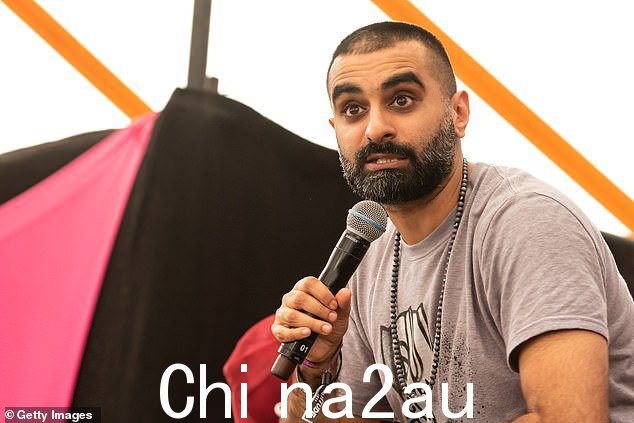 Funnyman:单口喜剧演员 Tez Ilyas 于 2019 年在 Channel 4 主持 The Tez O'clock Show,并主演了 Man Like Mobeen 系列节目