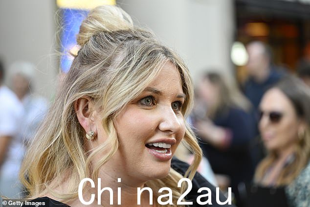 Candid:上个月艾米在 Instagram 上展示了怀孕前后的比基尼身材