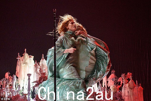 轰动:独立摇滚乐队 Florence and the Machine 的 36 岁英国主唱,散发着能量,以轰动的表演震惊了观众