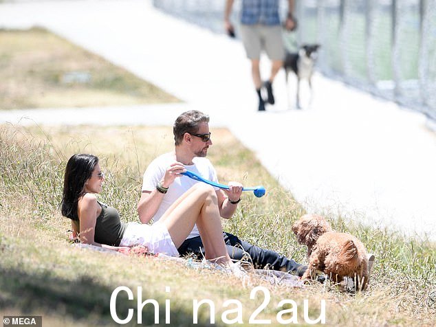 他们在这里:自从在他的电视剧《哈罗》片场相识以来,两人就成了情侣