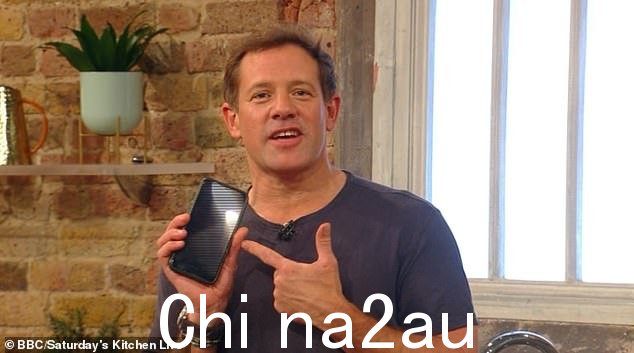 '骄傲的爸爸':周六厨房主持人马特·特布特 (Matt Tebbutt) 在收到直播短信后展示了'骄傲的爸爸时刻'