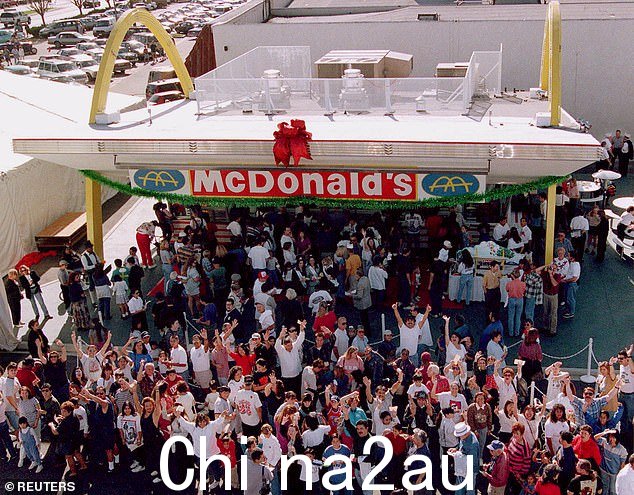 成千上万的顾客耐心等待全国最古老的麦当劳餐厅和 1996 年重新开业的独一无二的新建博物馆和礼品店的重新开业