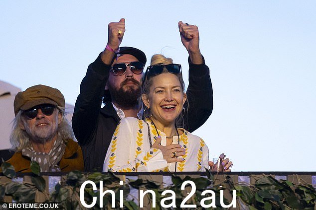 喜气洋洋:凯特露出灿烂的笑容,看起来很开心