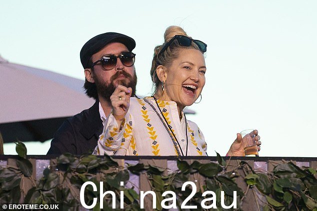 唱歌:凯特似乎很享受生活,她露出了灿烂的笑容
