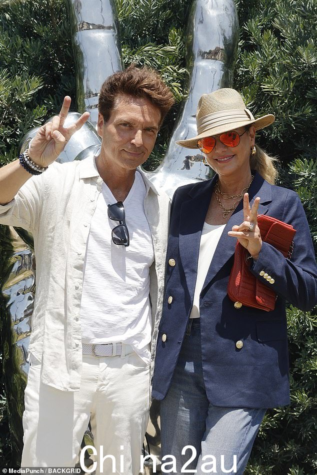 全明星:59 岁的美国歌手理查德·马克思 (Richard Marx) 和 56 岁的妻子黛西·富恩特斯 (Daisy Fuentes) 在活动中合影