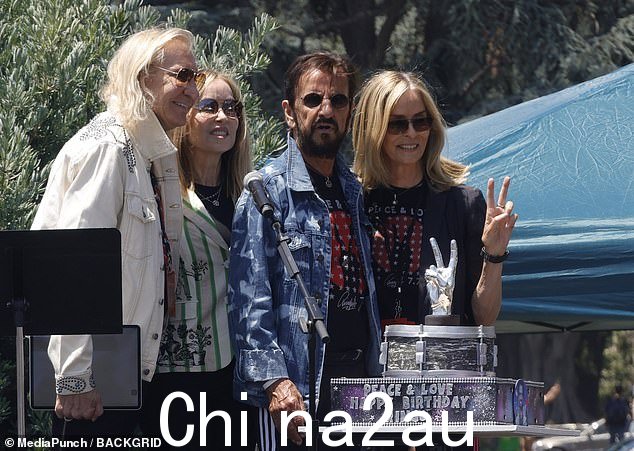 亲人:林戈爵士和他的妻子(右)手挽着手站在他的蛋糕旁边,芭芭拉的妹妹马乔里·巴赫(左二)和她的丈夫乔·沃尔什(左)