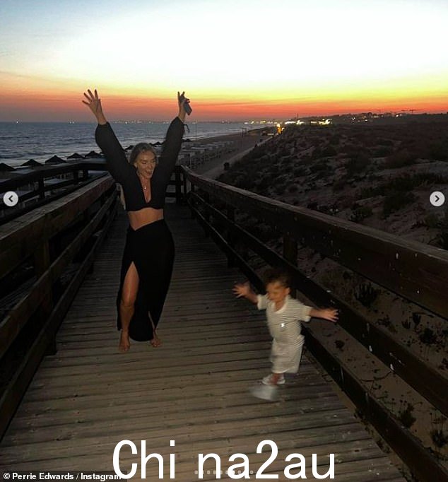 玩得很开心:有人在晚上在海滩上看到他们,佩里穿着一件丰满的黑色连衣裙,惊呆了