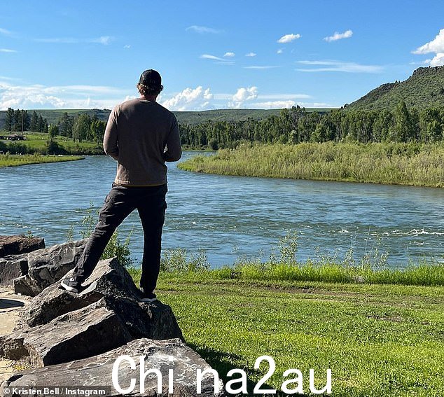 欣赏风景:作为旋转木马的一部分,贝尔还发布了一张谢泼德背对镜头、站在岩石上的照片,欣赏山脉、树木和长长的风景。蜿蜒的河流