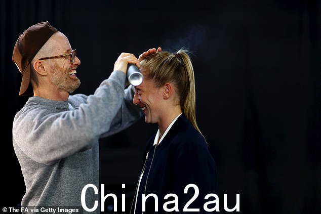 Kiera Walsh 在母狮与玛莎百货拍摄的照片中重新涂抹发胶