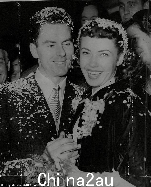 Sweet:1952 年,她与英国演员彼得·格兰特 (Peter Grant) 结婚,两人一直在一起,直至 1992 年他去世;他们在婚礼上合影