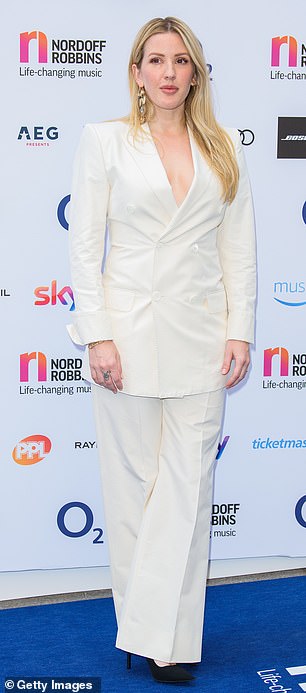 风格分身:艾莉·古尔丁 (Ellie Goulding) 身着白色西装出席 2018 年 Nordoff Robbins O2 银谱号奖在 Grosvenor House 举行的活动