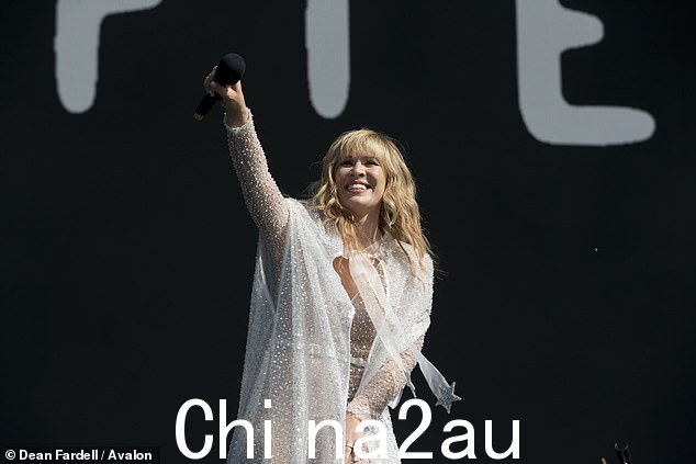 吸引眼球:同时,41 岁的 Natasha Bedingfield 穿着饰有闪亮亮片的裸色透明连身裤,看起来非常漂亮