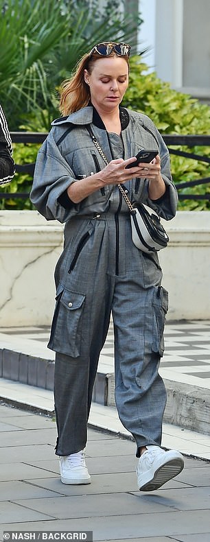 选择舒适:Stella 将造型与白色运动鞋搭配
