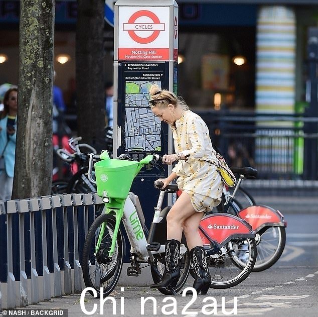 停车:凯特在诺丁山骑车后停放了自行车