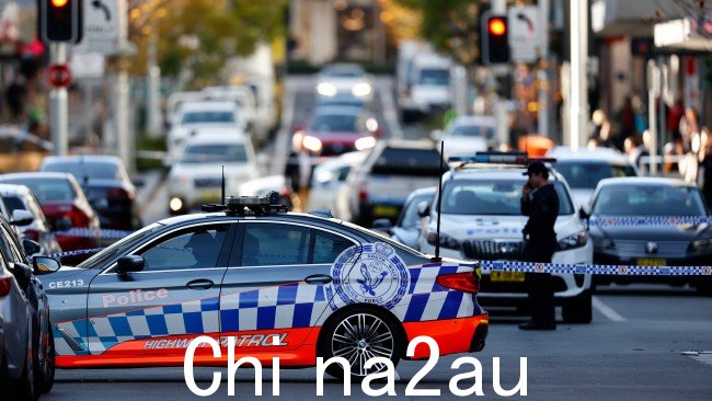 警方在 6 月 27 日发生枪击事件的 Bondi Junction 的 Spring Street 现场拍摄的照片。图片:Richard Dobson