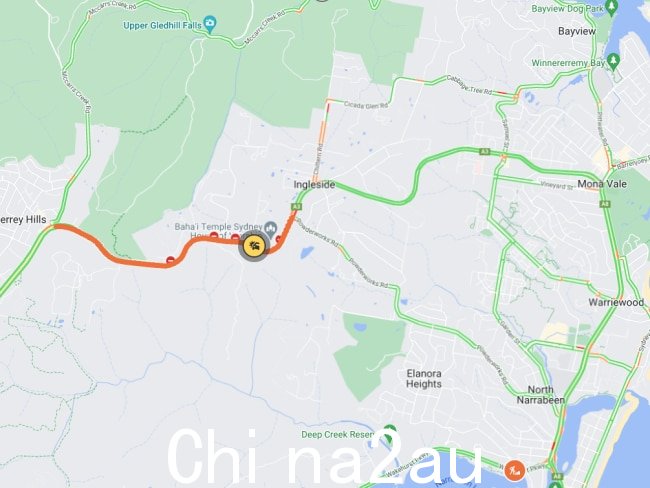 Mona Vale Road 的两条车道均已关闭粉厂路和麦卡斯溪路。图片:实时流量