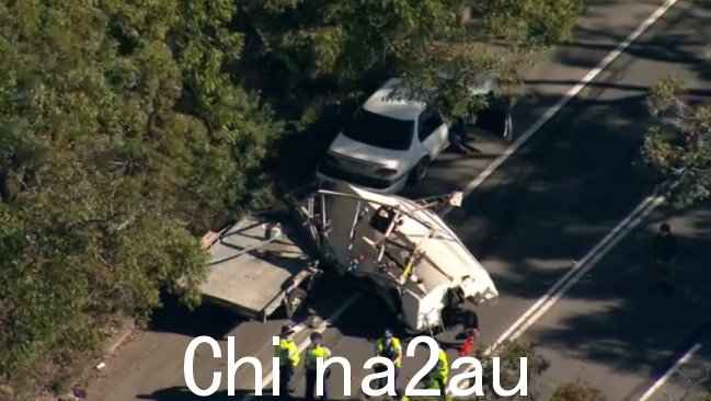 两车相撞后,两人已被送往医院,另一名男子被捕碰撞。图片:9News