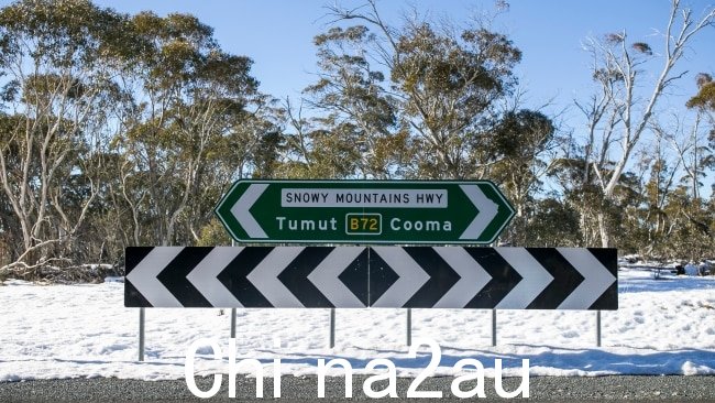 卡车在塔尔宾戈东南部基安德拉的雪山公路雪山公路上从路堤上滑落。图片：NCA/Dylan Robinson